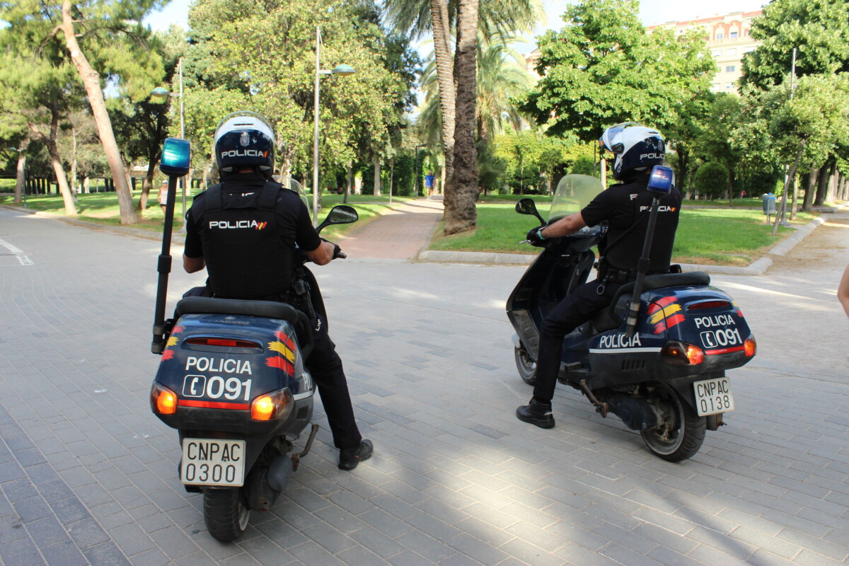 Dos agentes de la Policía Nacional patrullando en moto